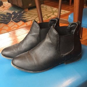 Madden Girl Chelsea boot Sz 8